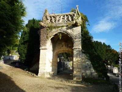 Les restes du porche de l'ancienne église de Beuzeval