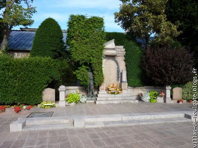 A gauche, stèle à la mémoire des 5 soldats belges,tombés le 21août 44
