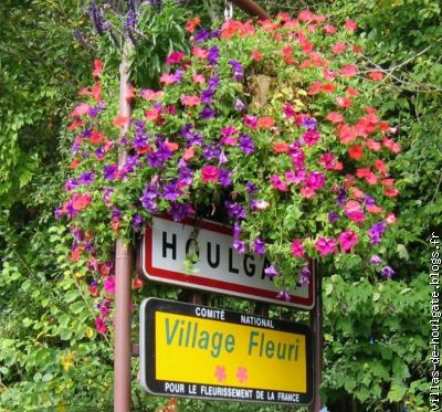 Village fleuri. "Deux fleurs en 2010"