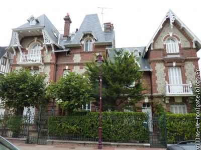 Côté rue, la villa "Claire Demeure" est à gauche !